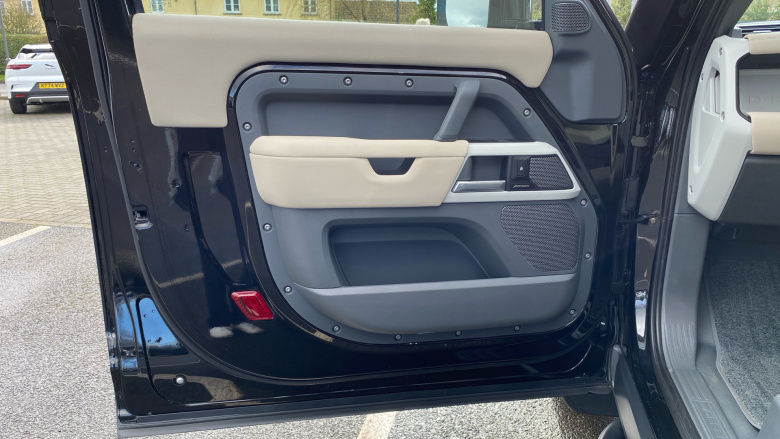 Land Rover Defender 3.0 D250 SE 90 3dr Auto Diesel Estate